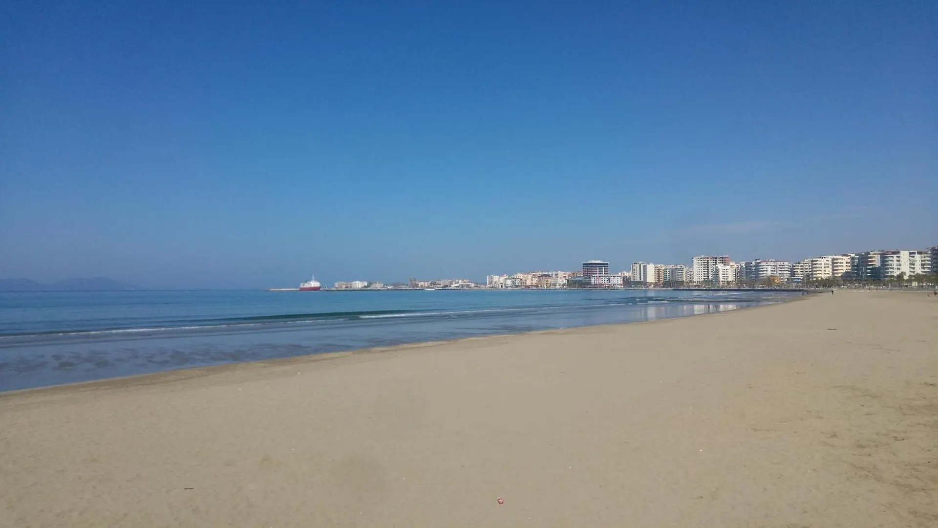Vlorë Promenade Beach Studio Apartment אלבניה